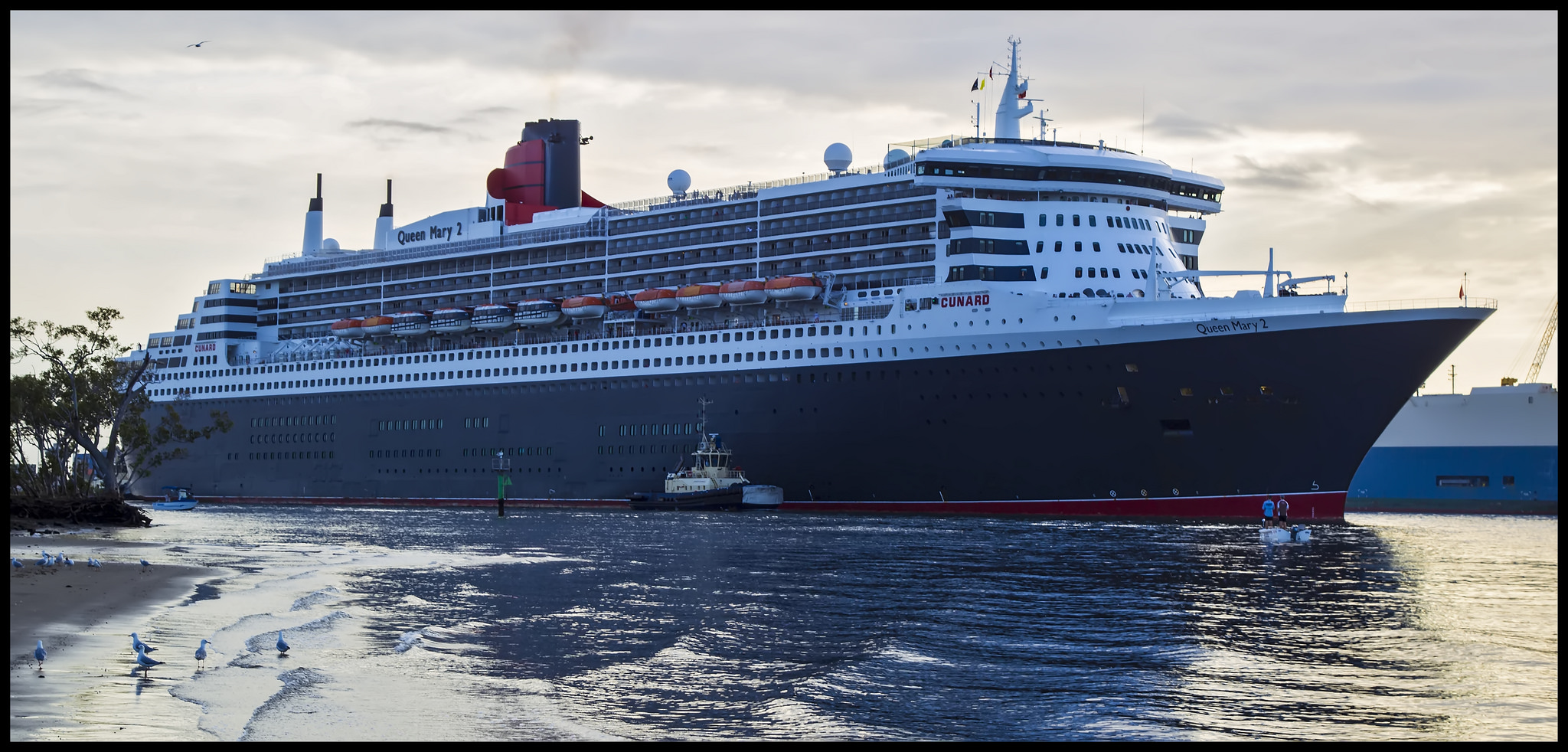 Queen Mary 2 arriving in Brisbane River at dawn